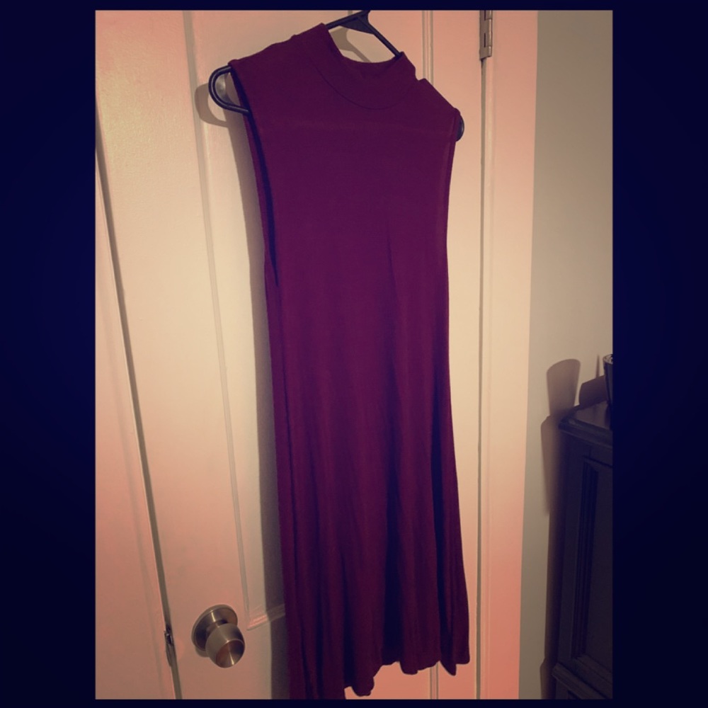 Sleeveless maroon dress
